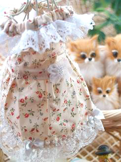 フェレットの洋服・生成りのレースに３つのリボン２