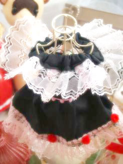 フェレット洋服・流れるレースの縁取り・黒にピンク３