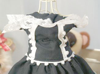 フェレット洋服・流れるレースの縁取り・黒に白５