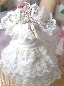 フェレットの洋服・ドレス・生成りの段々ドレス４