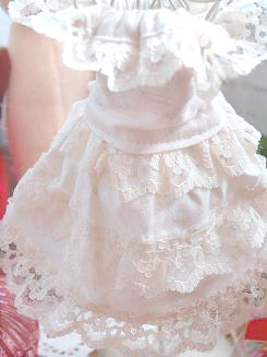 フェレットの洋服・フリフリドレス・かわいい生成りの段々ドレス７