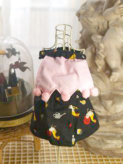 フェレットのベスト・黒にピンクのマント１