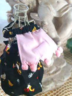 フェレットのベスト・黒にピンクのマント２