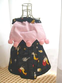 フェレットのベスト・黒にピンクのマント３