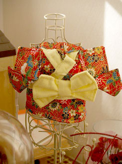 フェレット着物・めでたい晴れ着・赤にクリーム帯