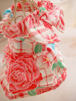 フェレットの洋服・おっきな襟・大輪の花１