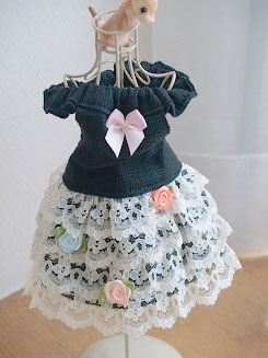 フェレットの洋服・黒に段々の生成りレース１