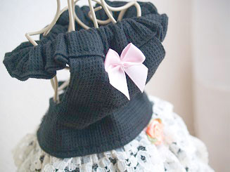 フェレットの洋服・黒に段々の生成りレース１